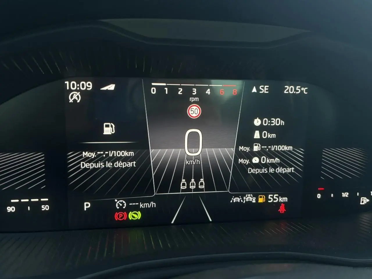 Affichage numérique du tableau de bord de la Skoda Scala gris Reflex, montrant la vitesse à 0 km/h et diverses alertes.