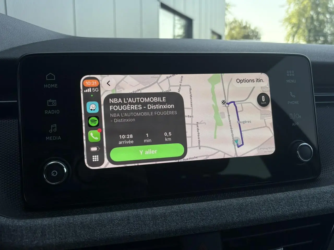 Écran tactile 8,25 pouces du système d'info-divertissement de la Skoda Scala TSI 116 DSG7, affichant une navigation GPS.