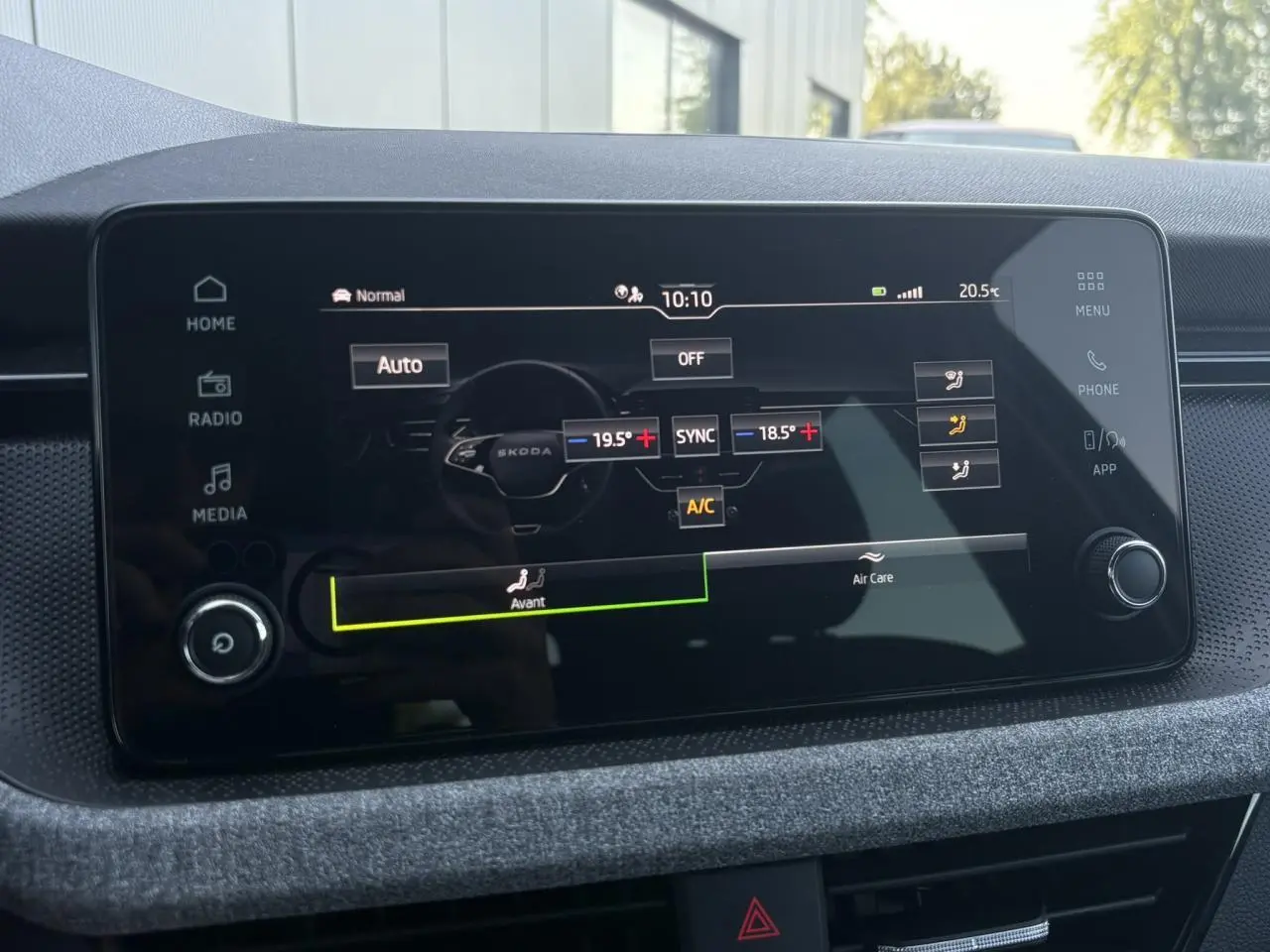 Écran tactile central de la Skoda Scala TSI 116 DSG7 Sélection affichant la climatisation bi-zone, vue intérieure.