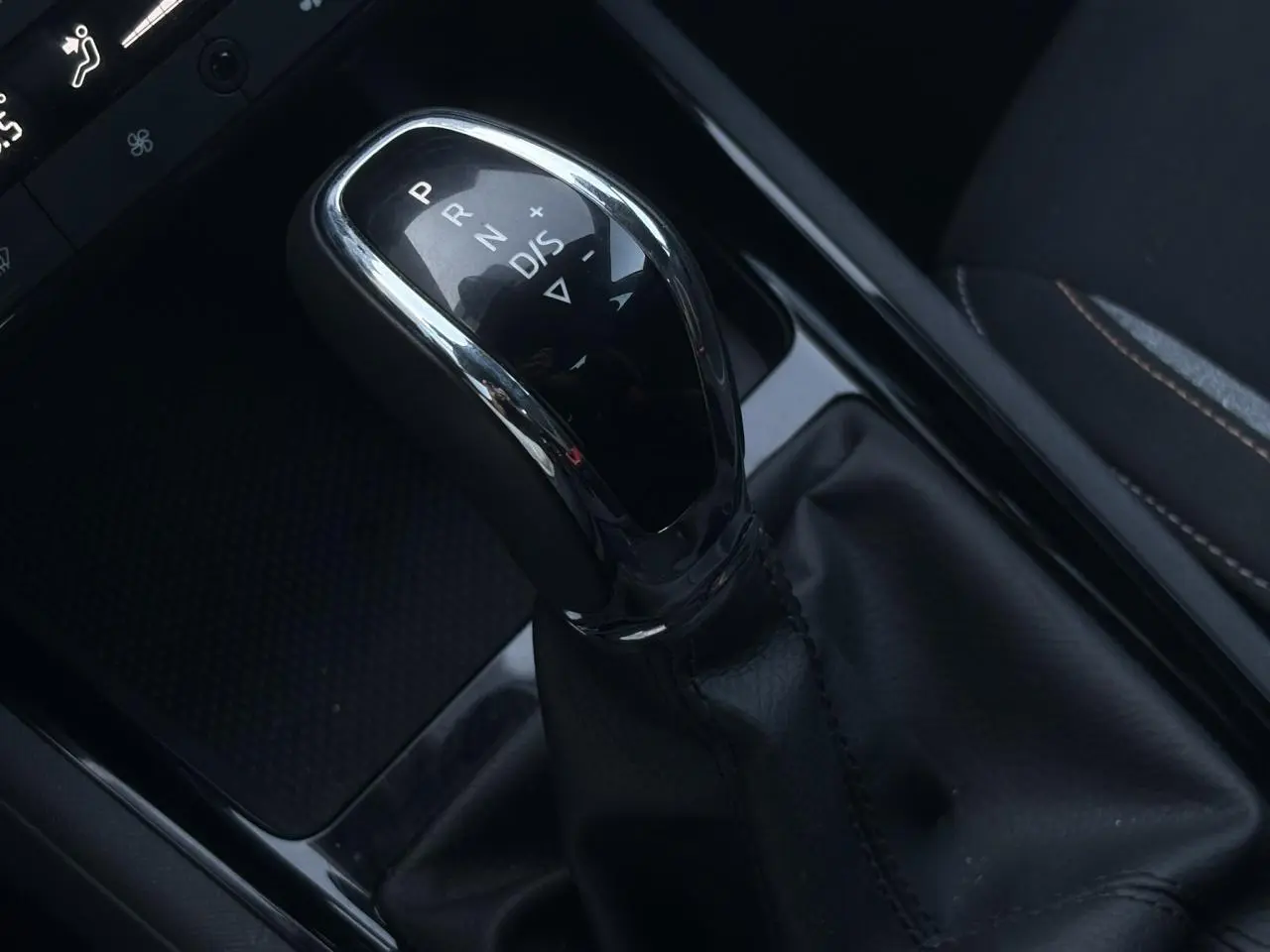 Le levier de vitesse automatique noir et chrome de la Skoda Scala TSI 116 DSG7, vue rapprochée côté droit intérieur.