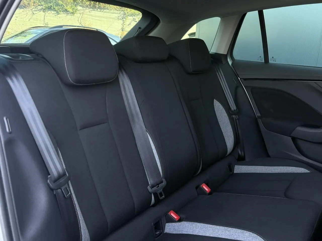 Vue latérale droite de la banquette arrière noire avec surpiqûres grises de la Skoda Scala TSI 116 DSG7 2025.