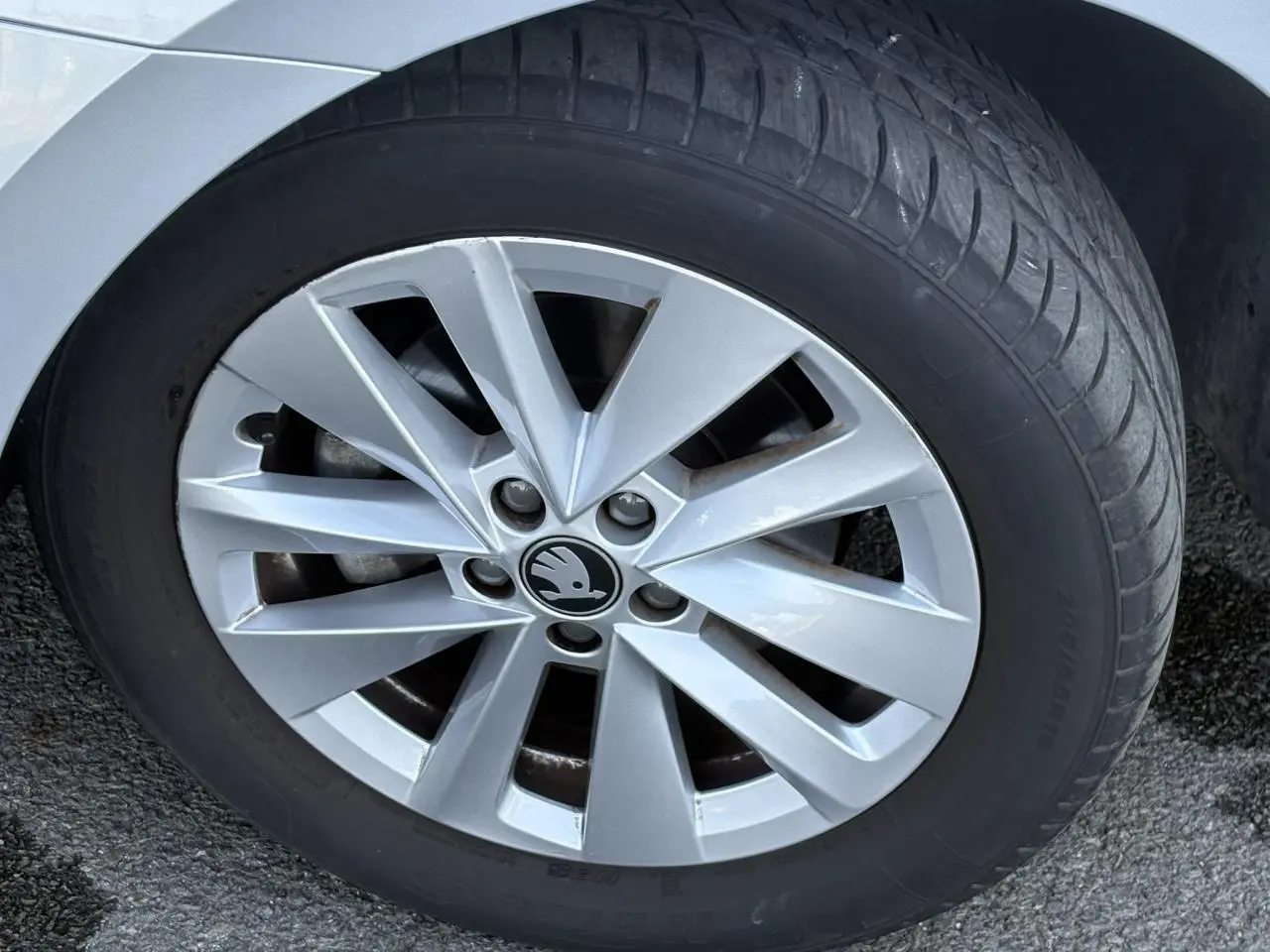 Gros plan sur la jante alliage 16 pouces Cortadero Aero gris argenté d'une Skoda Scala Gris Reflex.