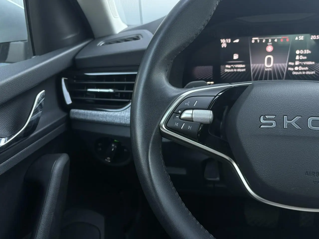 Vue rapprochée du volant cuir noir et du tableau de bord digital de la Skoda Scala TSI 116 DSG7 gris Reflex.