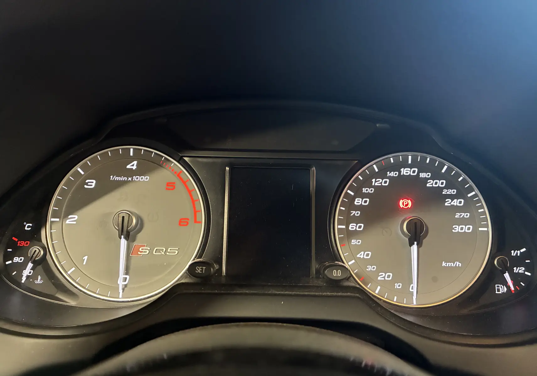 Vue rapprochée du tableau de bord de l'Audi SQ5 2016, avec compte-tours et vitesse en km/h, affichage digital éteint.
