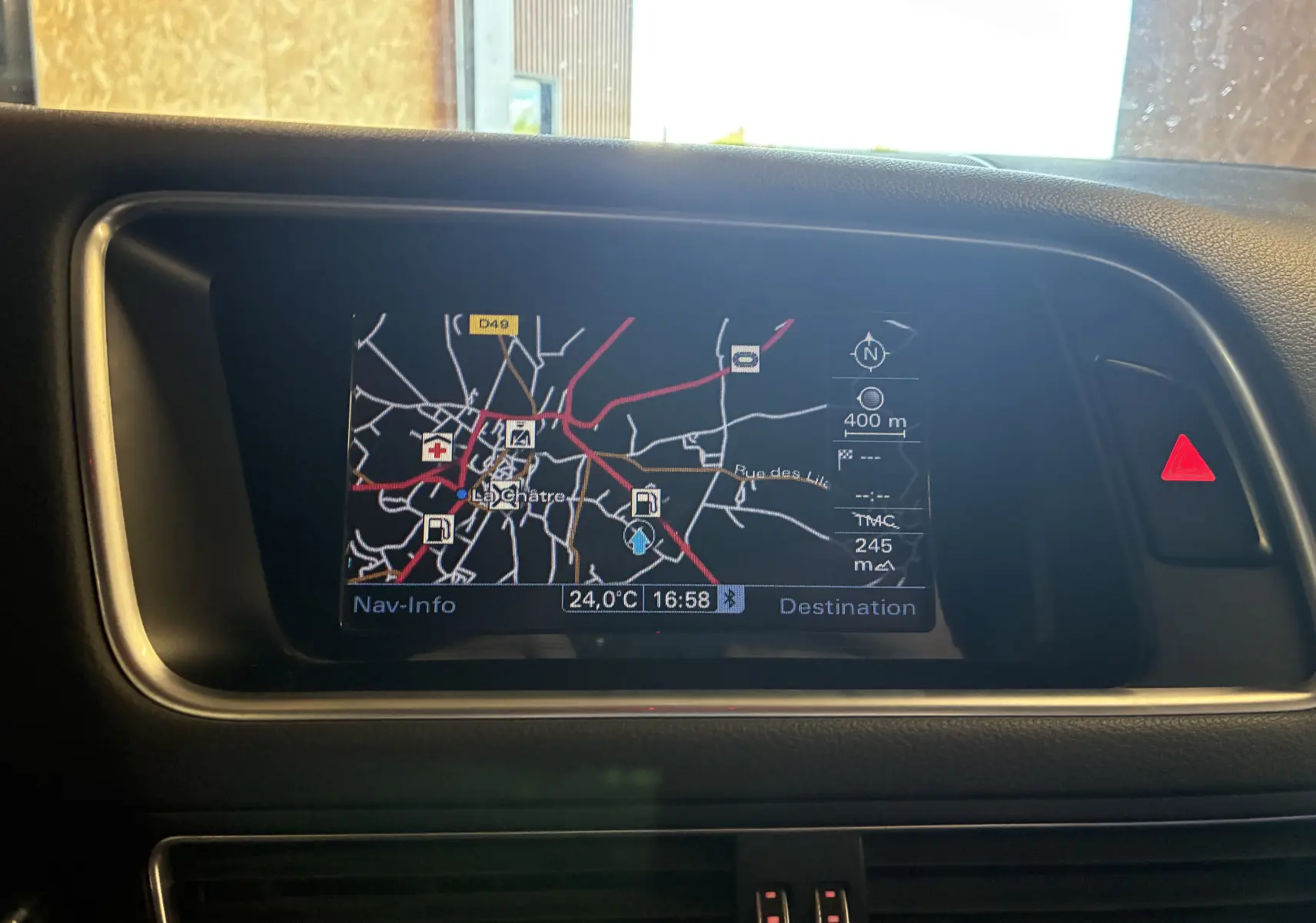 Écran de navigation central de l'Audi SQ5 noir 2016 affichant une carte avec température et heure.