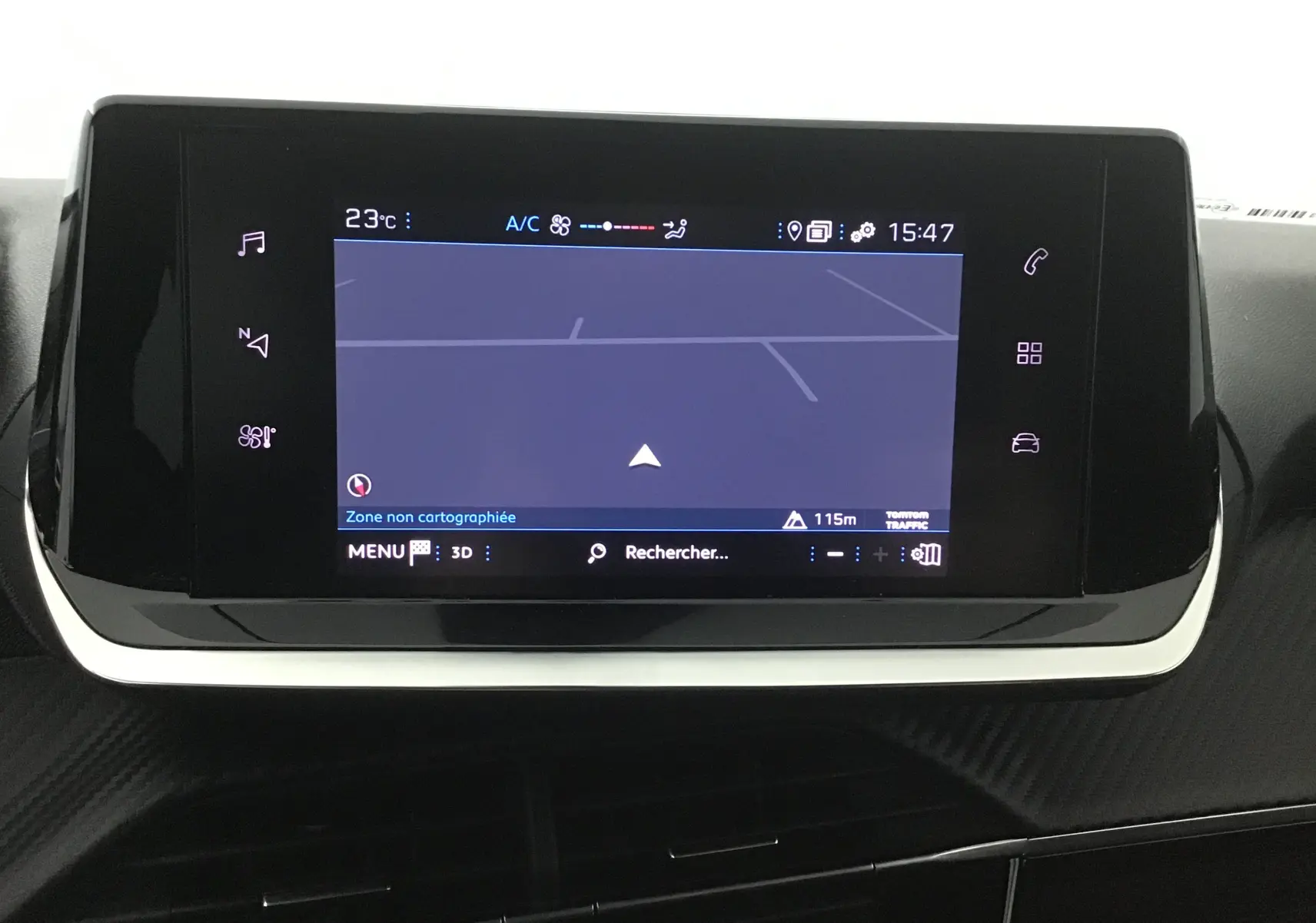 Écran tactile central du GPS de la Peugeot 208 2022, affichant une carte non cartographiée en intérieur noir.