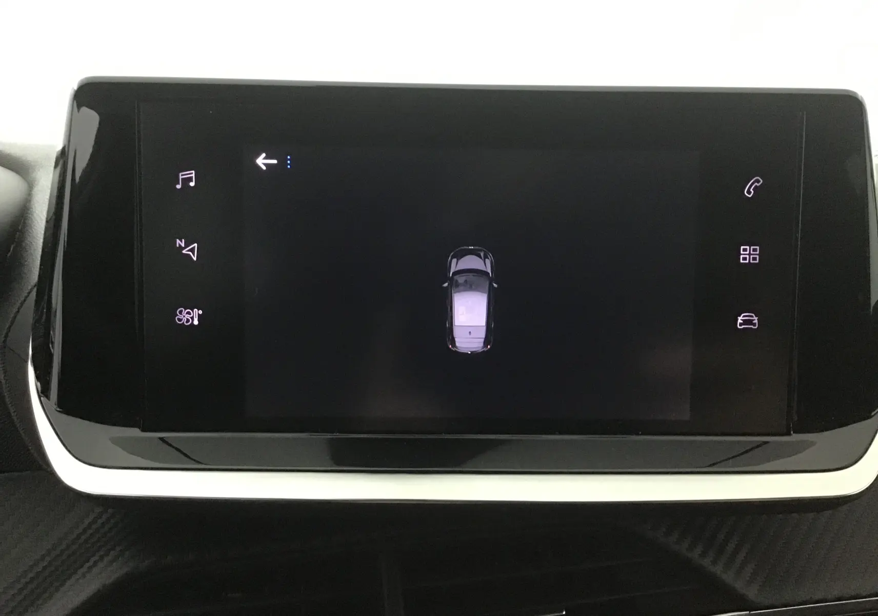 Écran tactile central affichant la vue aérienne de la Peugeot 208 gris Artense, tableau de bord intérieur moderne.