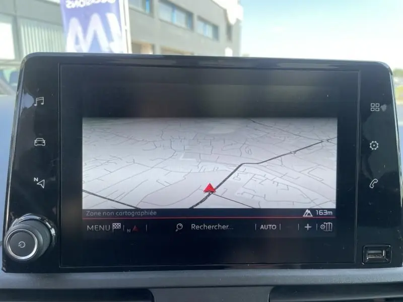 Écran tactile du système de navigation du Citroën Berlingo gris métal, vue rapprochée du tableau de bord.
