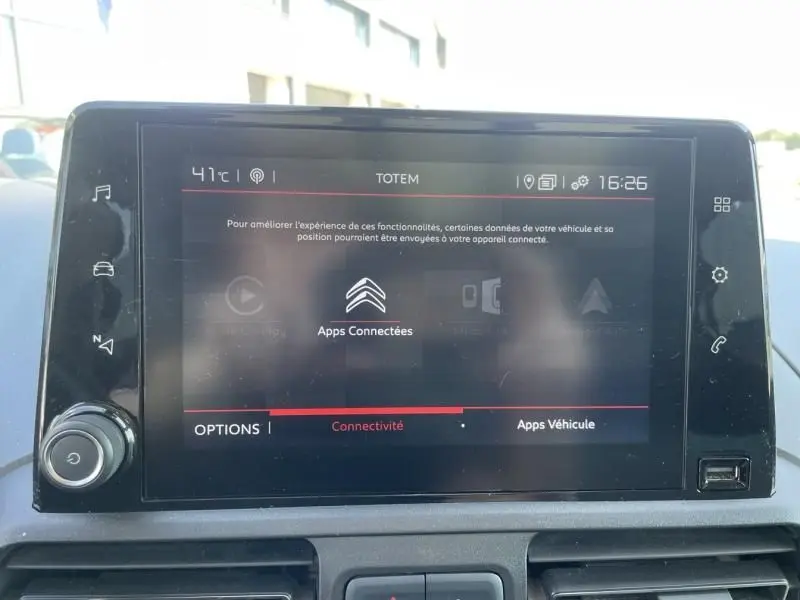 Écran tactile central du Citroën Berlingo gris métal 2018 affichant le menu Apps Connectées en intérieur.