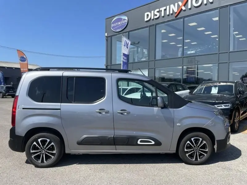 Profil côté droit du Citroën Berlingo gris métal 2018, version HDi 130 Shine avec jantes alliage et protections latérales noires.