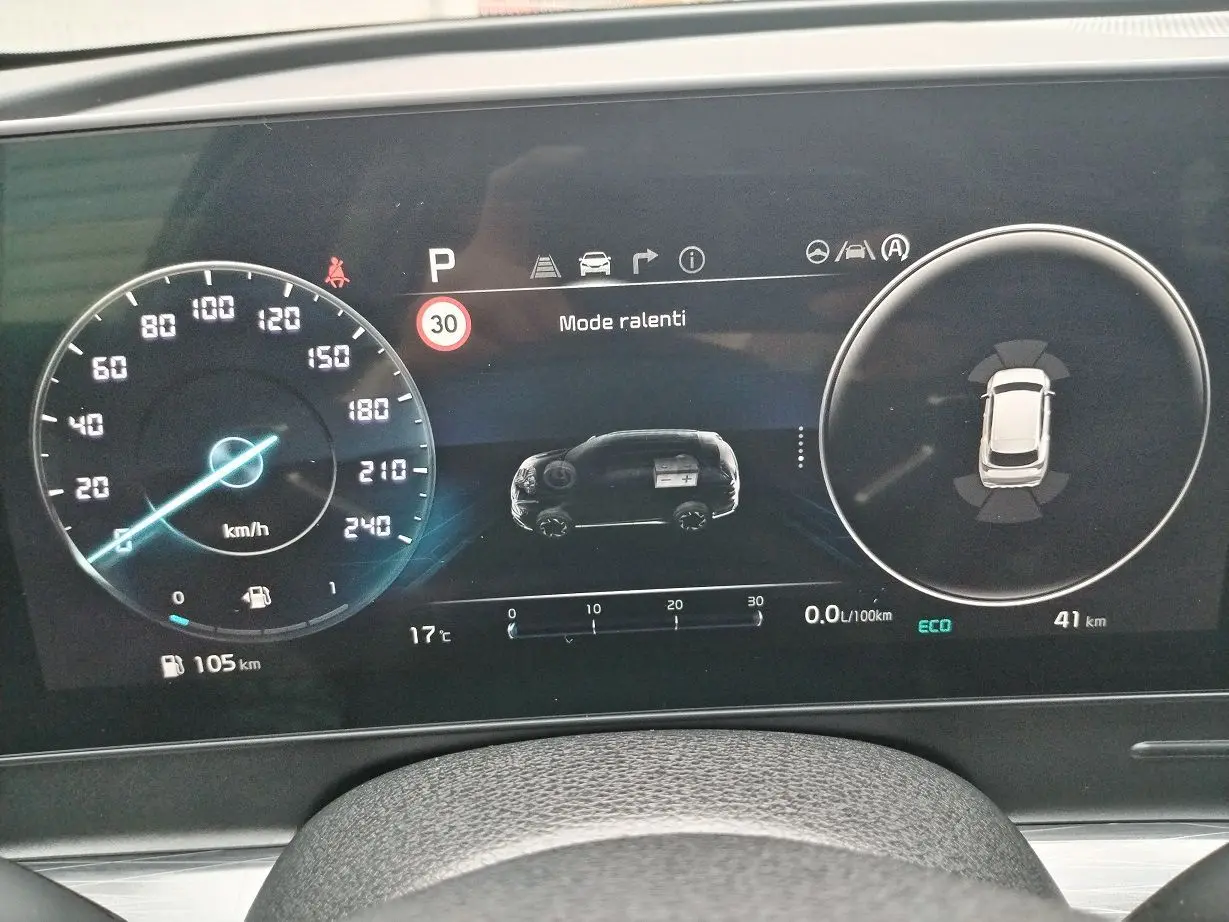 Tableau de bord numérique du Kia Sportage 2025, affichant la vitesse, mode ralenti et assistance à la conduite.