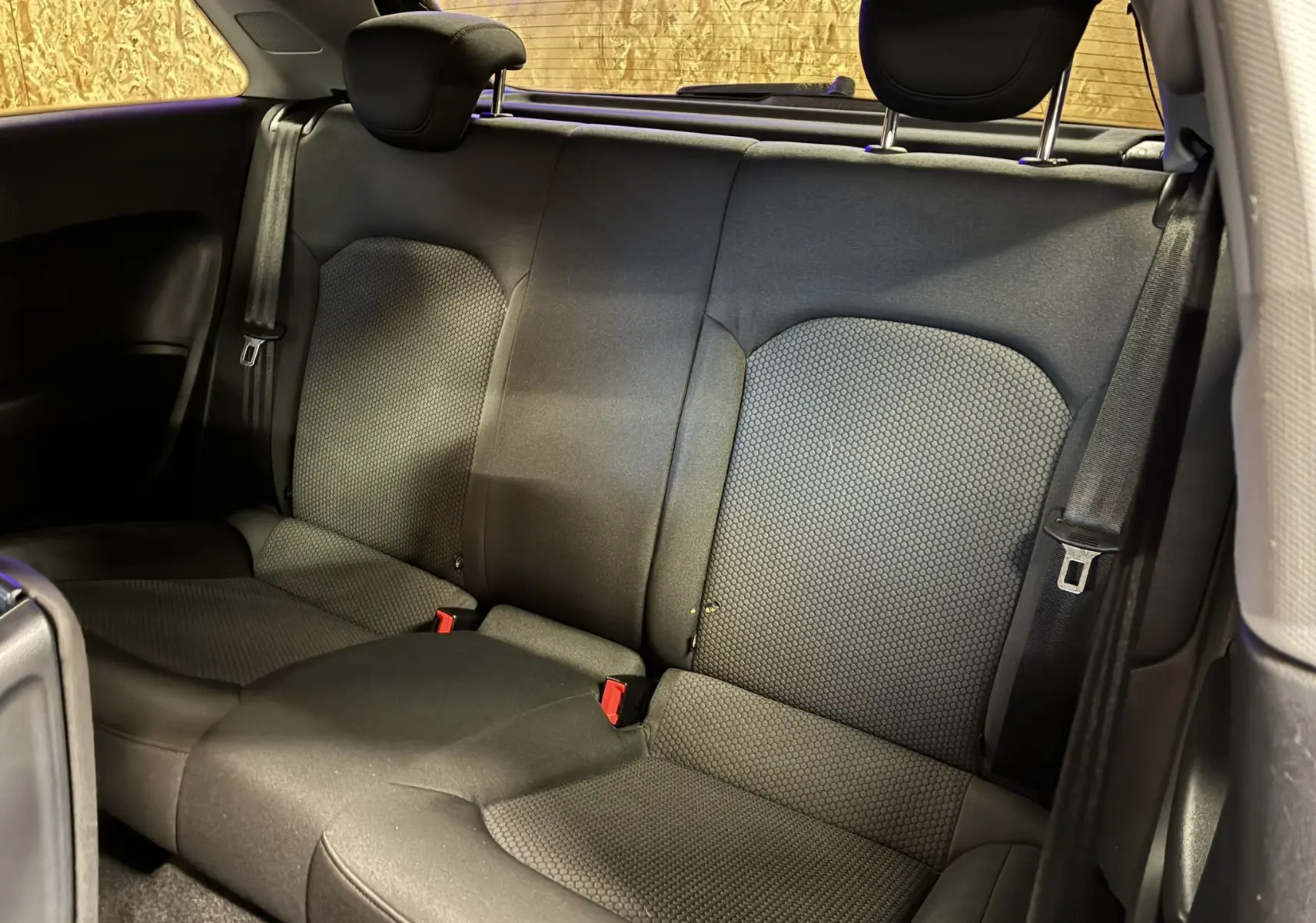 Vue intérieure de la banquette arrière en tissu gris noir de l'Audi A1 1.0 TFSI S-Line de 2016.