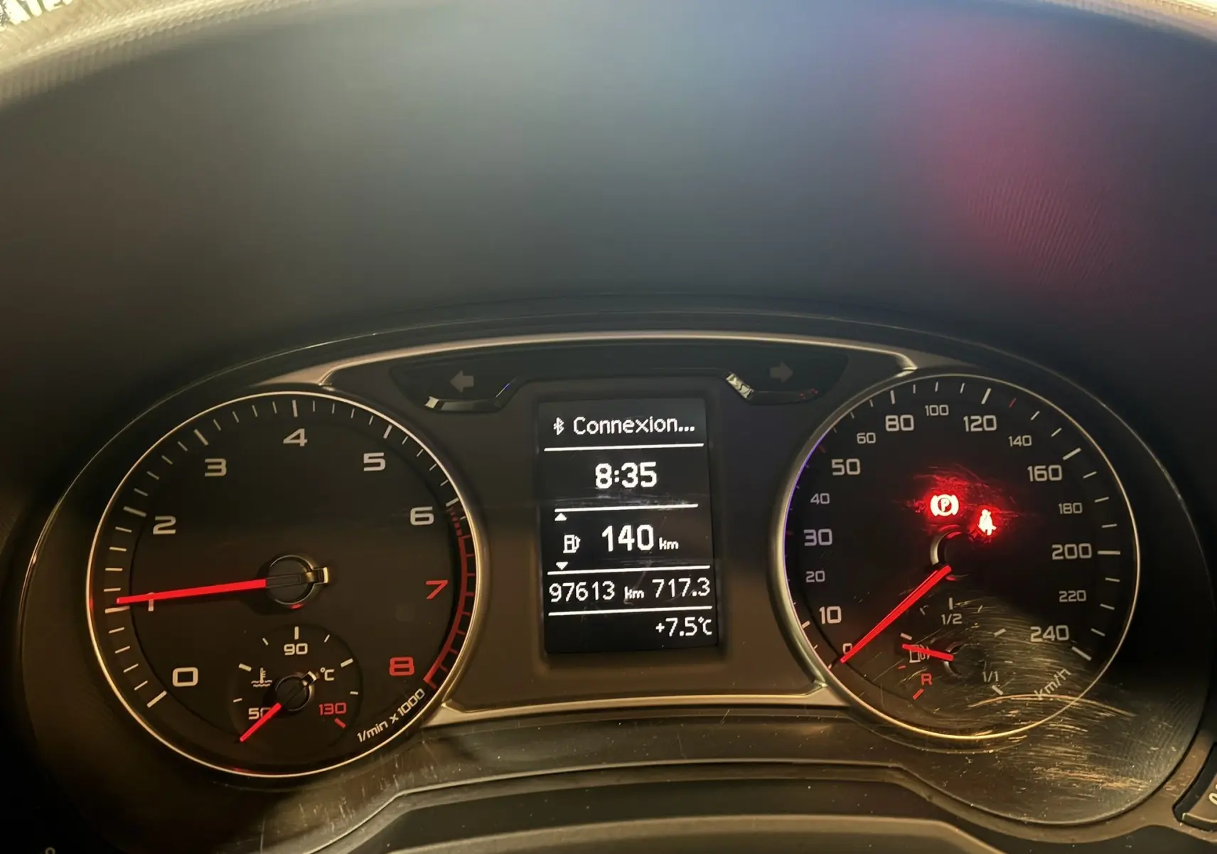 Vue rapprochée du tableau de bord de l'Audi A1 noir, affichant compte-tours, vitesse et écran central digital.