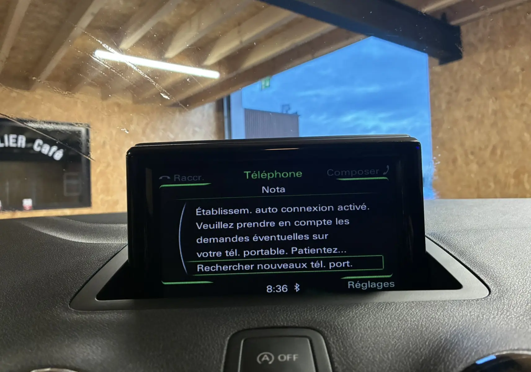 Écran central de l’Audi A1 2016 noir affichant le menu téléphone avec connexion Bluetooth activée, vue intérieure frontale.