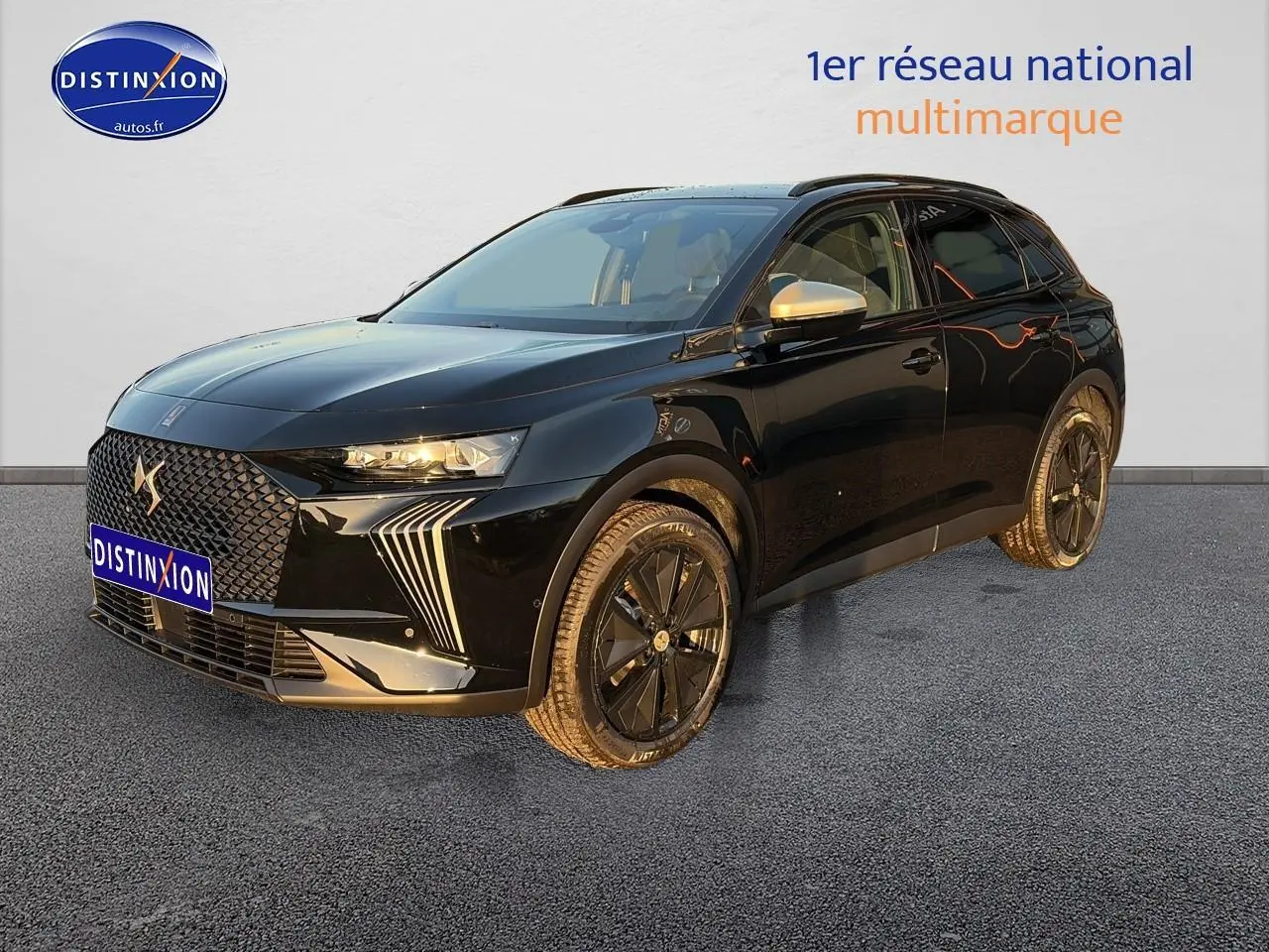 DS7 1.5 BlueHDi 130 noir en 3/4 avant droit avec calandre distinctive et jantes noires brillantes.