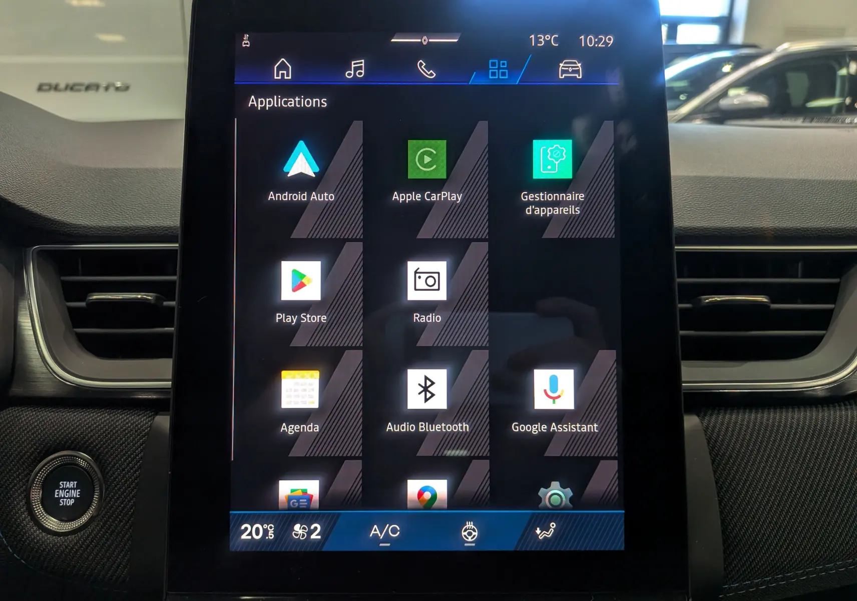 Écran tactile central affichant les applications connectées dans l’habitacle du Renault SYMBIOZ hybride 2026.
