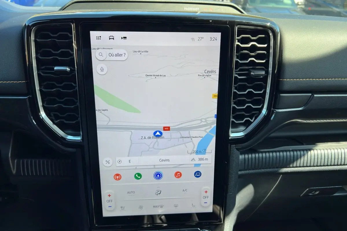 Vue rapprochée de l’écran tactile central du Ford Ranger 2025 affichant la cartographie GPS dans un intérieur noir.