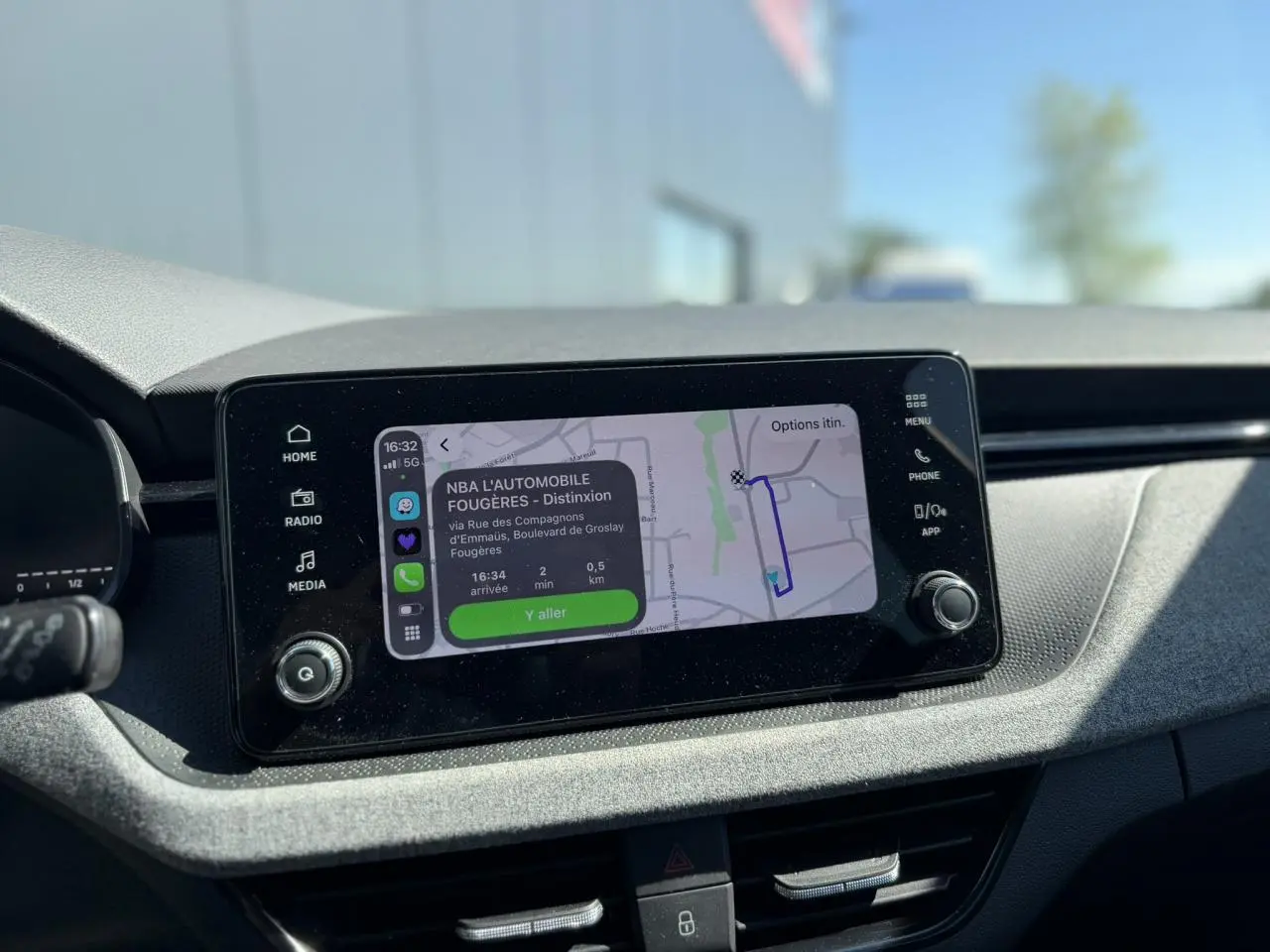 Écran tactile 8,25" du Skoda Scala TSI 116 DSG7 Sélection affichant un guidage GPS intérieur noir.