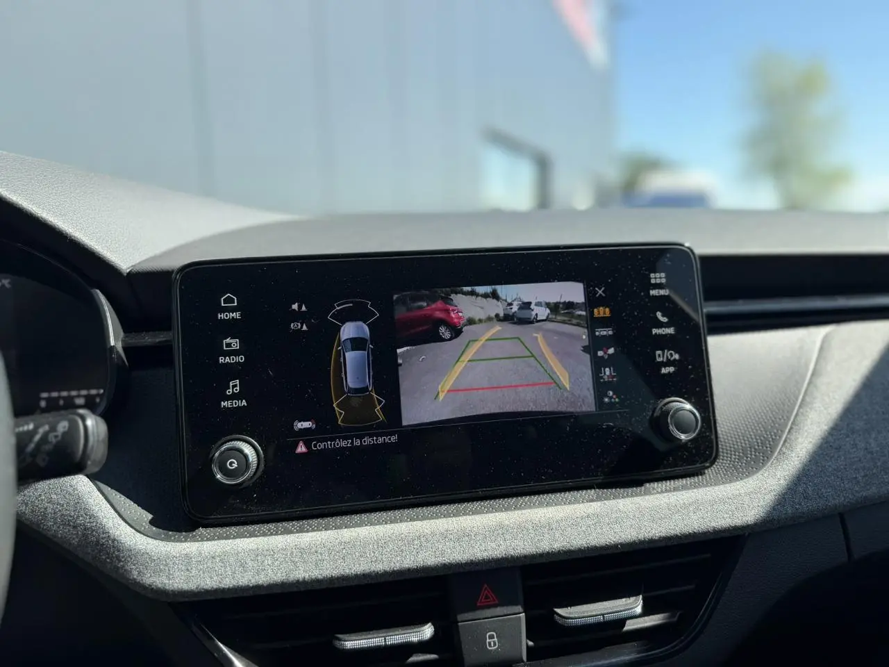 Écran central tactile de la Skoda Scala TSI 116 DSG7 montrant la caméra de recul en fonctionnement.