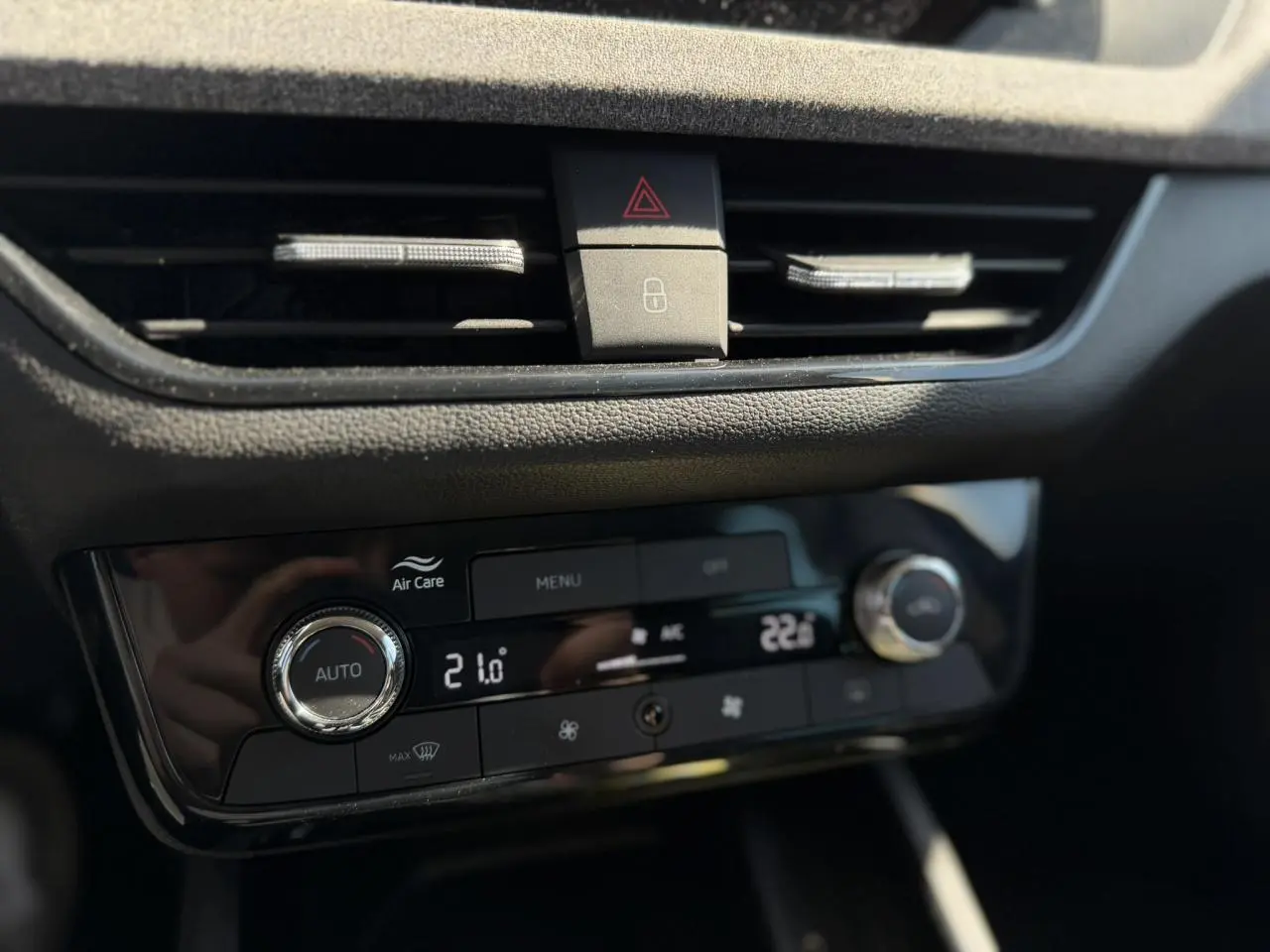 Gros plan sur la console centrale noire du Skoda Scala 2025, mettant en valeur la climatisation automatique bi-zone.