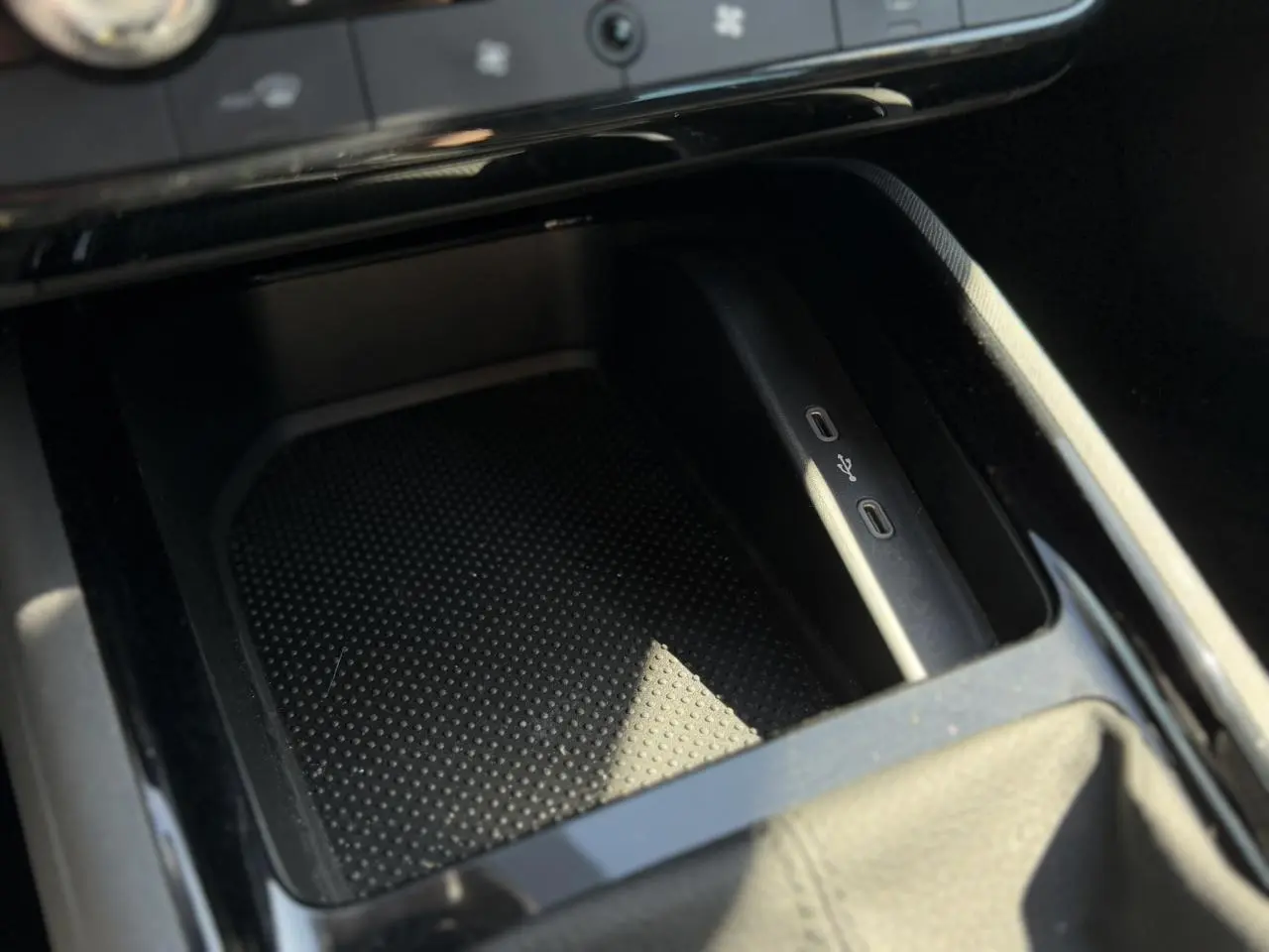 Gros plan sur la console centrale noire du Skoda Scala TSI 116 DSG7, montrant les ports USB-C intégrés.