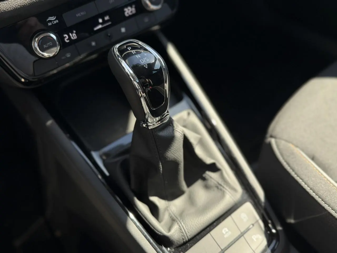 Le levier de vitesse automatique noir et chrome de la Skoda Scala TSI 116 DSG7 Sélection vu en gros plan intérieur.