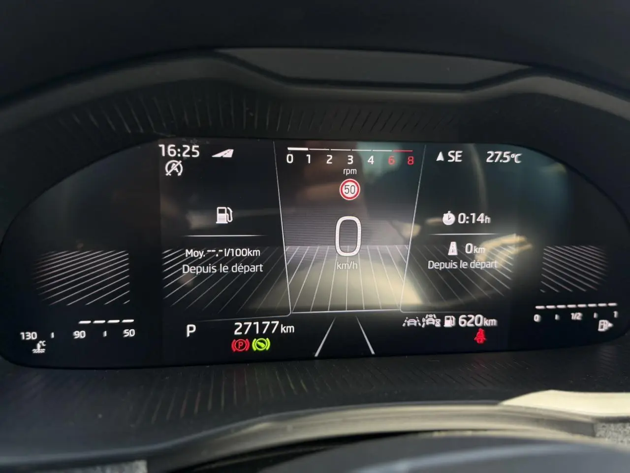 Tableau de bord numérique de la Skoda Scala TSI 116 DSG7, affichage vitesse et informations moteur en vue frontale.