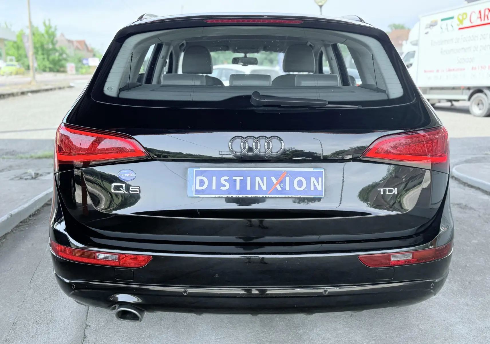 Vue arrière d'un Audi Q5 noir 2.0 TDI avec plaques Distinxion et feux arrière rouges allongés.