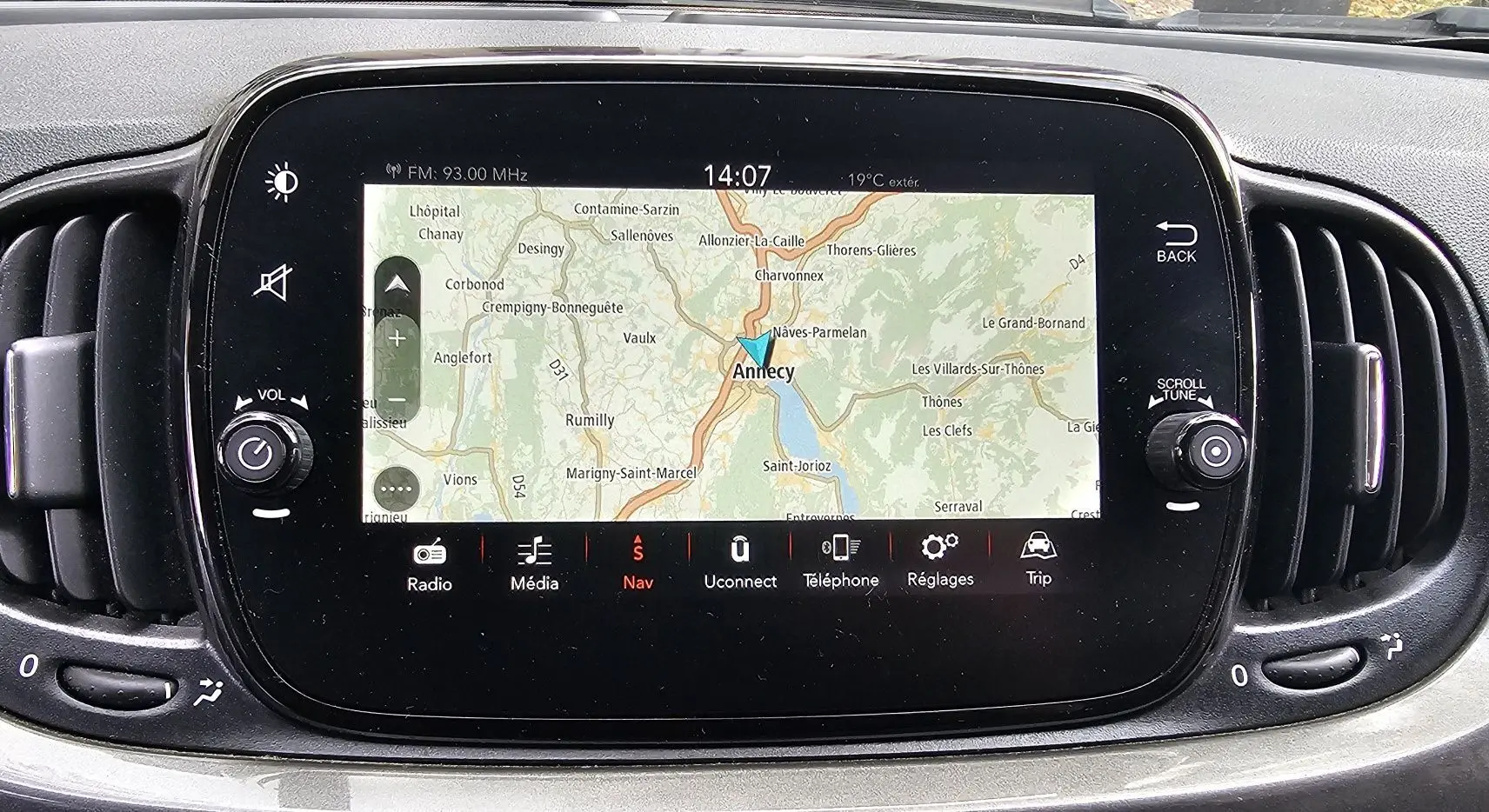 Intérieur clair de la Fiat 500C 2019, vue côté conducteur, avec tableau de bord gris métallisé et sièges tissu gris à motifs.