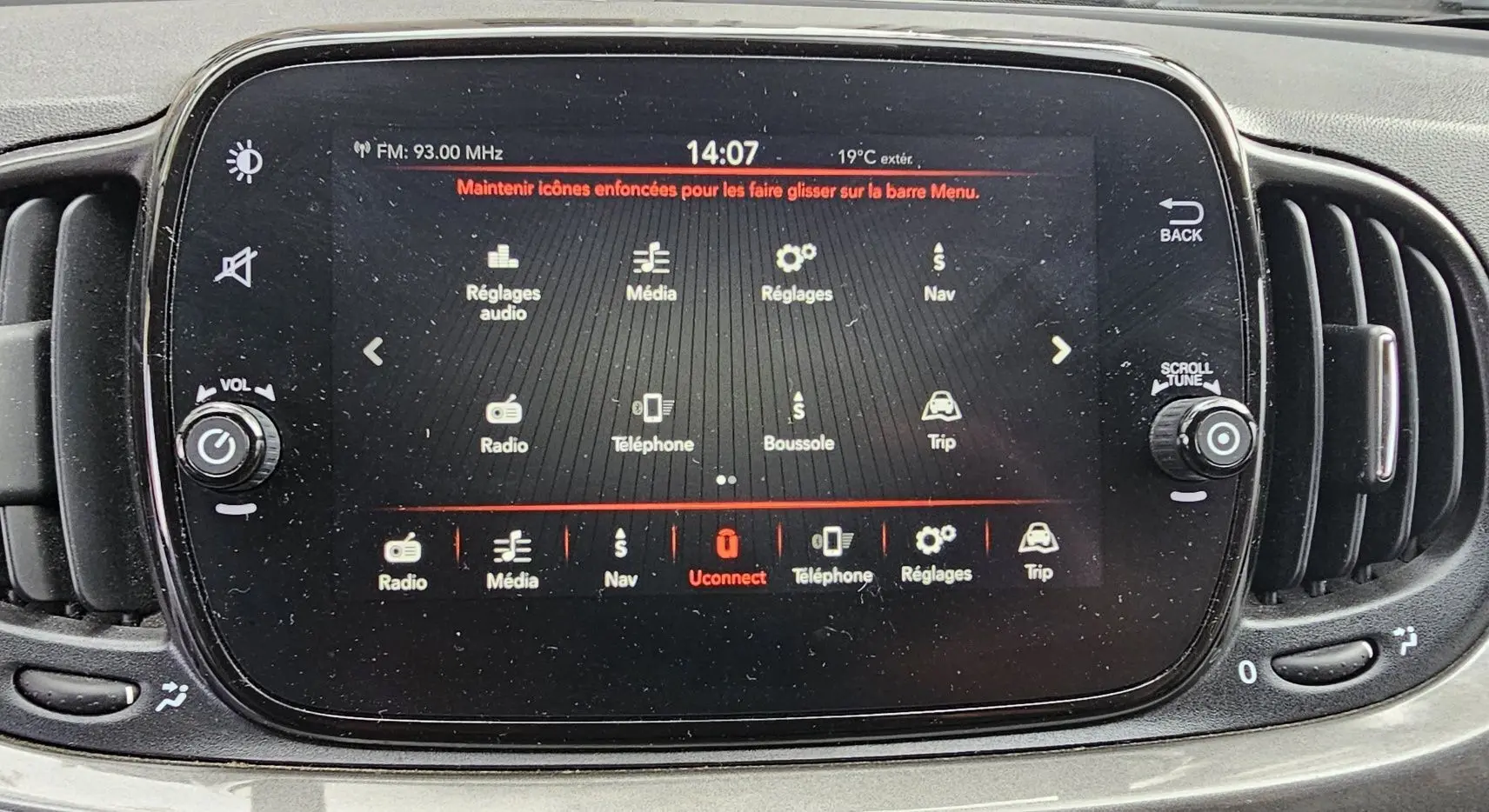 Coffre ouvert vu de l'arrière d'une Fiat 500C 1.2 69CH Lounge gris métallisé Electroclash, feux arrière rouges visibles.