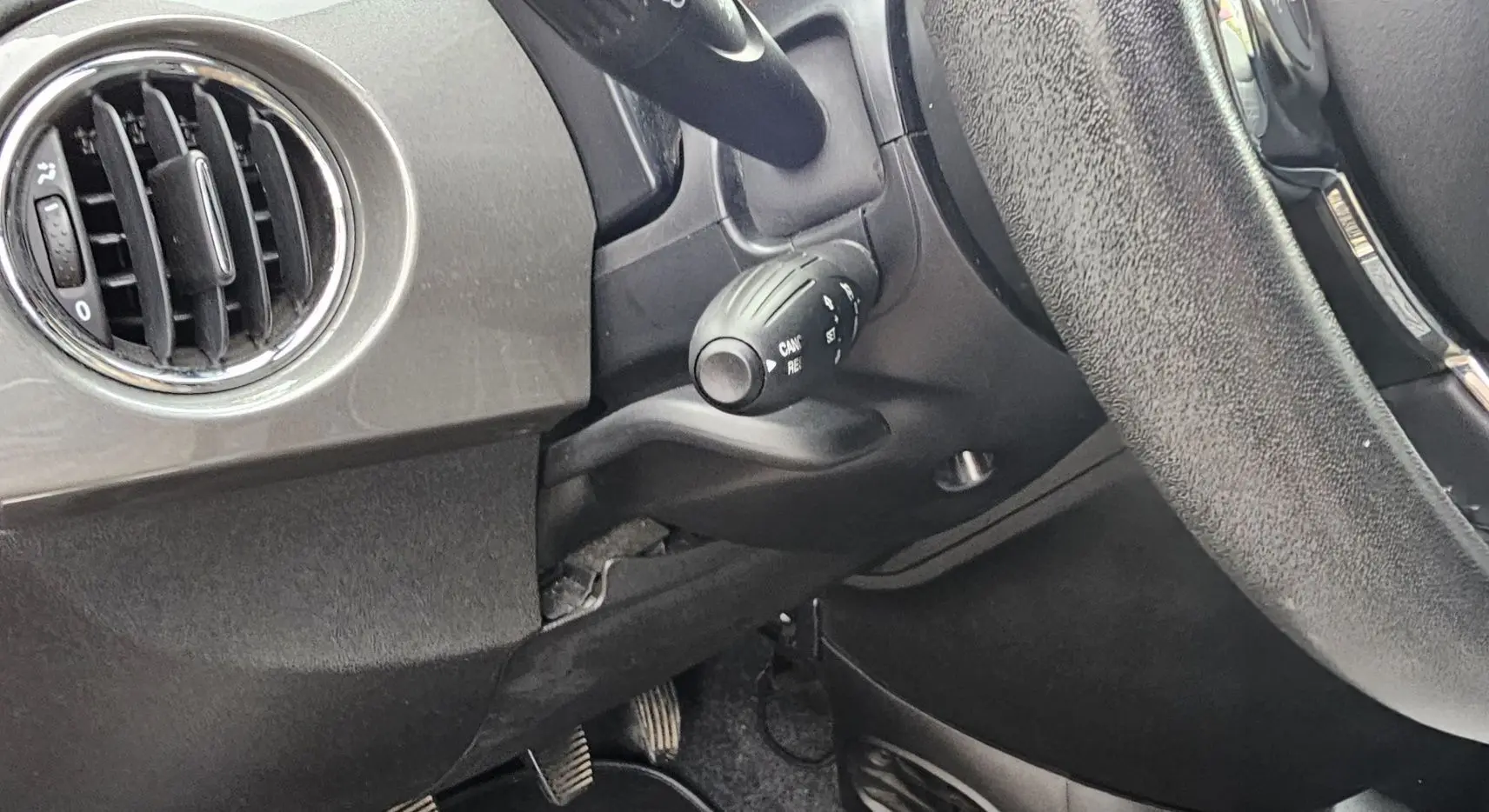 Fiat 500C 2019 gris électroclash vue 3/4 arrière droit avec toit rouge et jantes alliage 15 pouces.