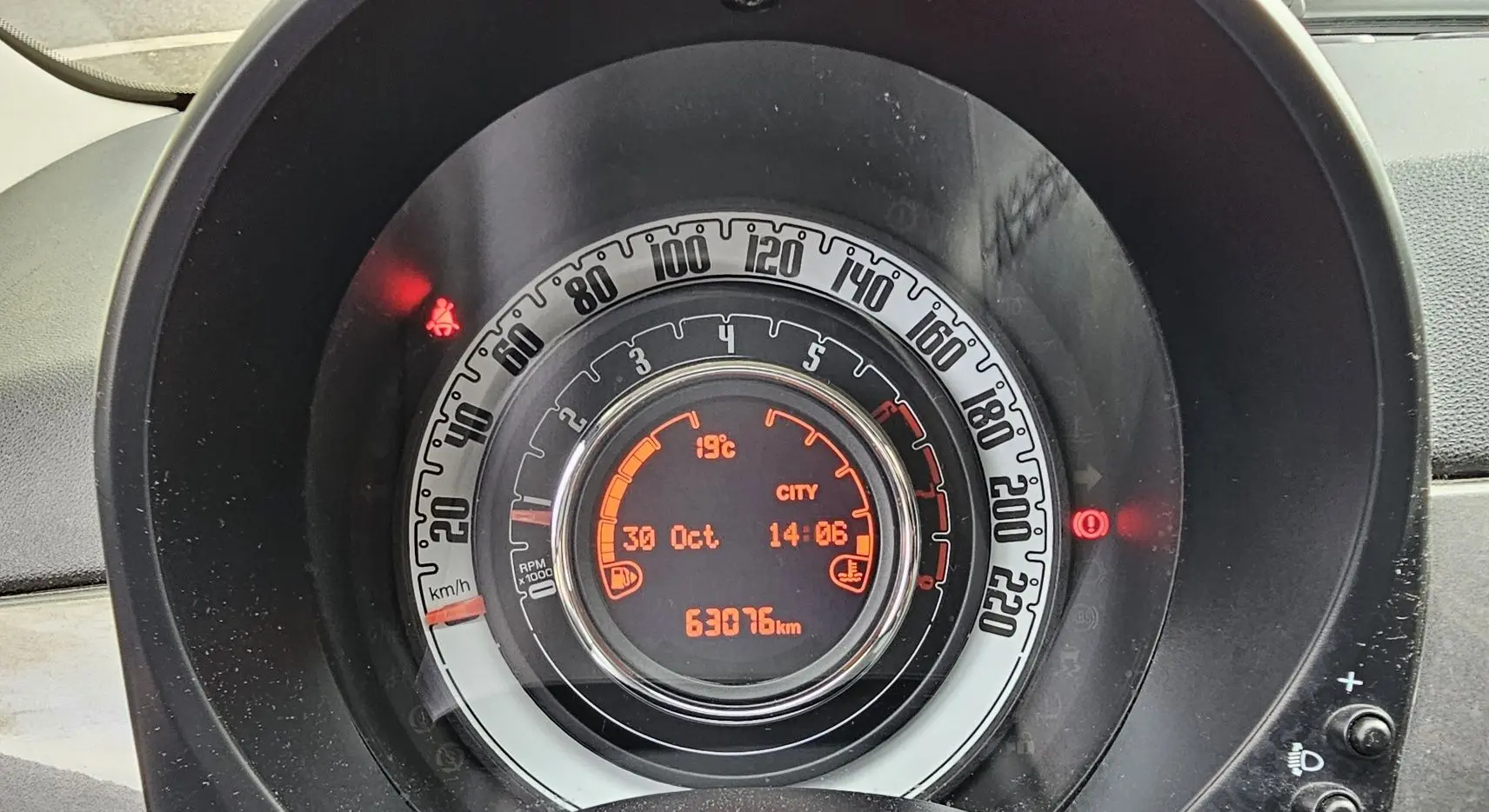 Vue arrière d'une Fiat 500C grise électroclash avec toit rouge, affichant une plaque "OCCASION" sur fond neutre.