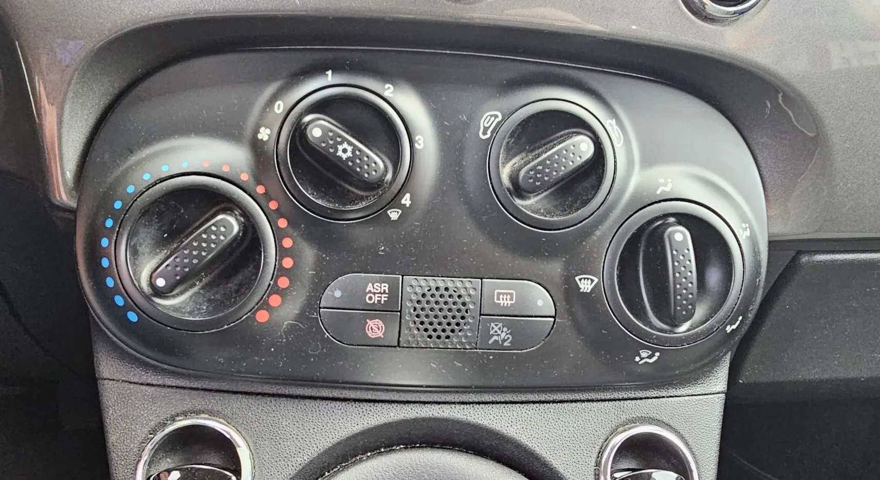 Gros plan sur la roue avant gauche d'une Fiat 500C grise électroclash avec jante alu multibranches.