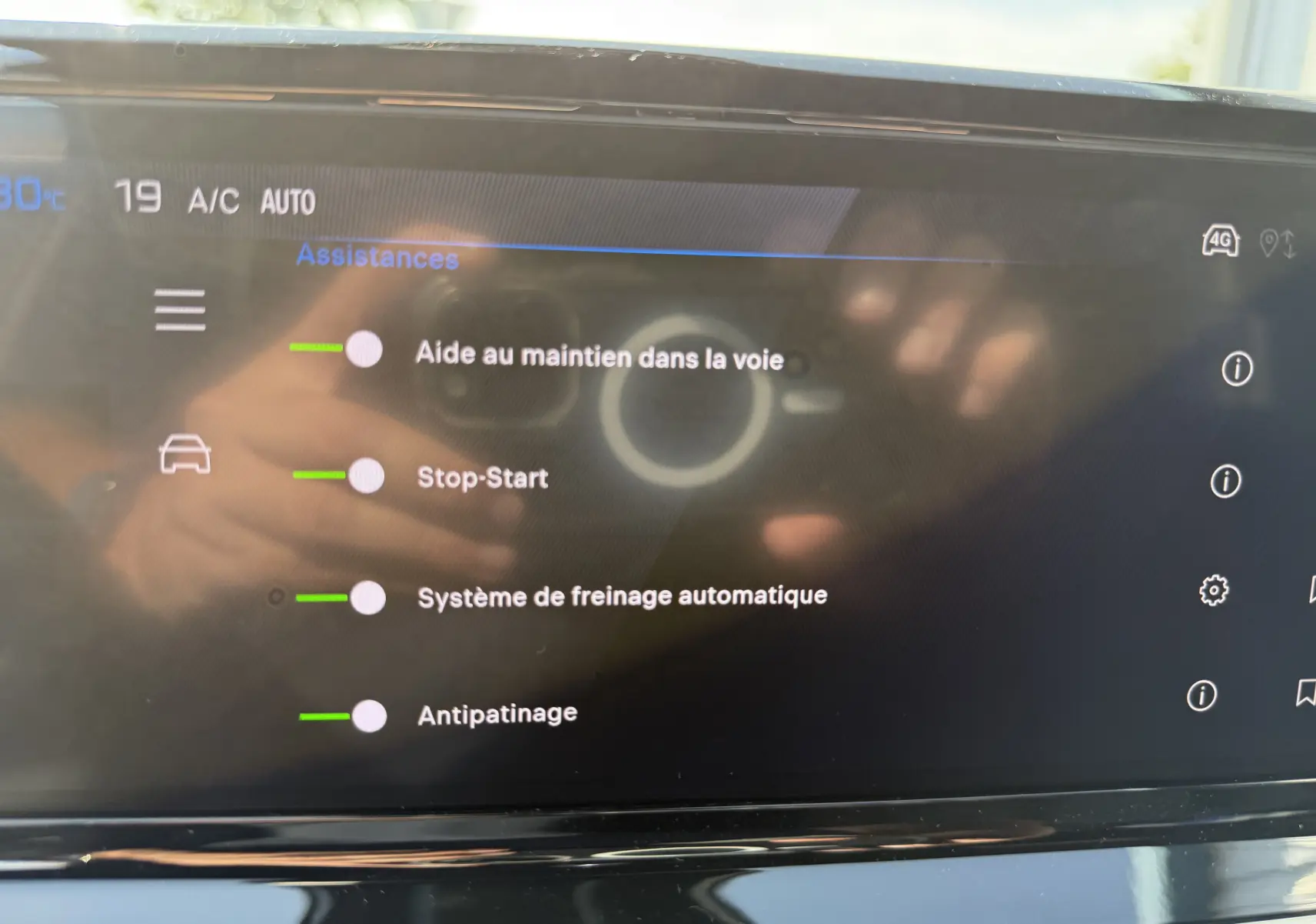 Écran tactile intérieur du Peugeot 2008 Hybrid 145ch Allure 2025 affichant les assistances à la conduite activées.