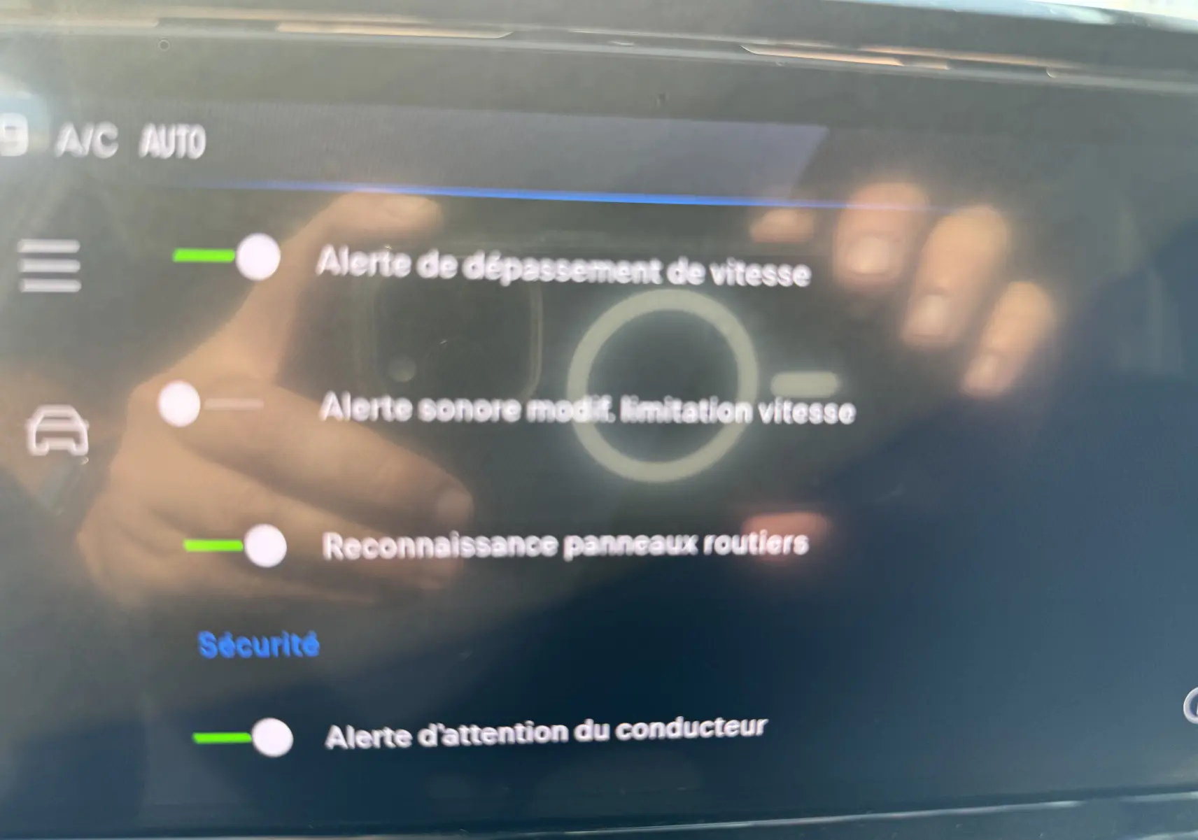 Écran tactile du système de sécurité du Peugeot 2008 Hybrid 145ch Allure 2025 affichant les alertes d'aide à la conduite.