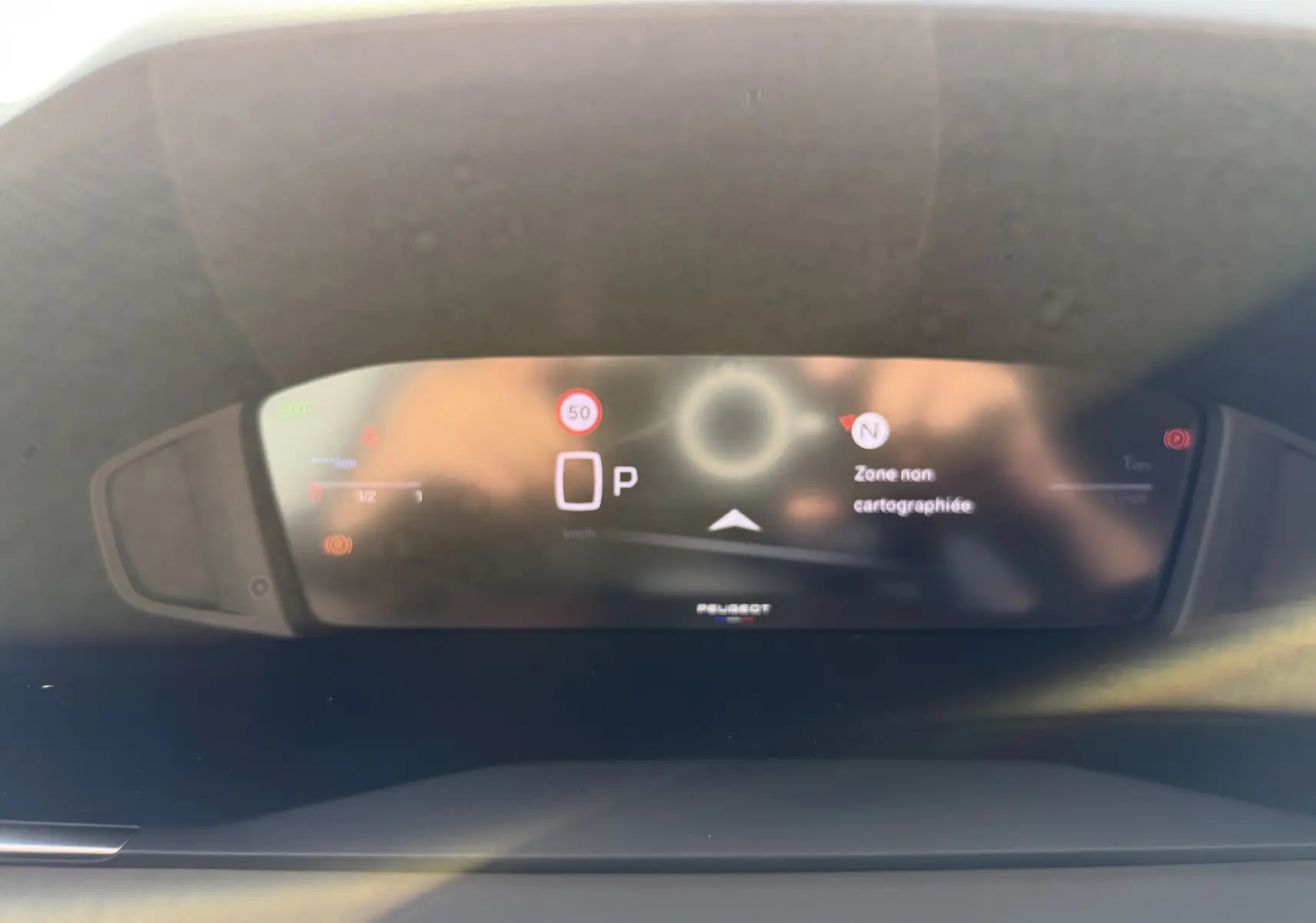 Affichage numérique du tableau de bord du Peugeot 2008 Hybrid 145ch Allure, avec indication de zone non cartographiée.