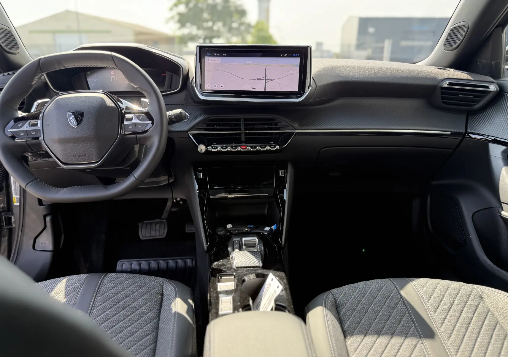Intérieur du Peugeot 2008 Hybrid 145ch Allure 2025, vue frontale du tableau de bord avec écran tactile et volant compact.
