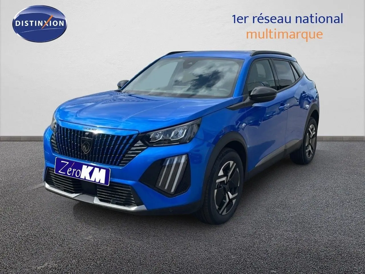 Peugeot 2008 bleu Vertigo Metal en 3/4 avant droit avec calandre noire et jantes bi-ton distinctives.