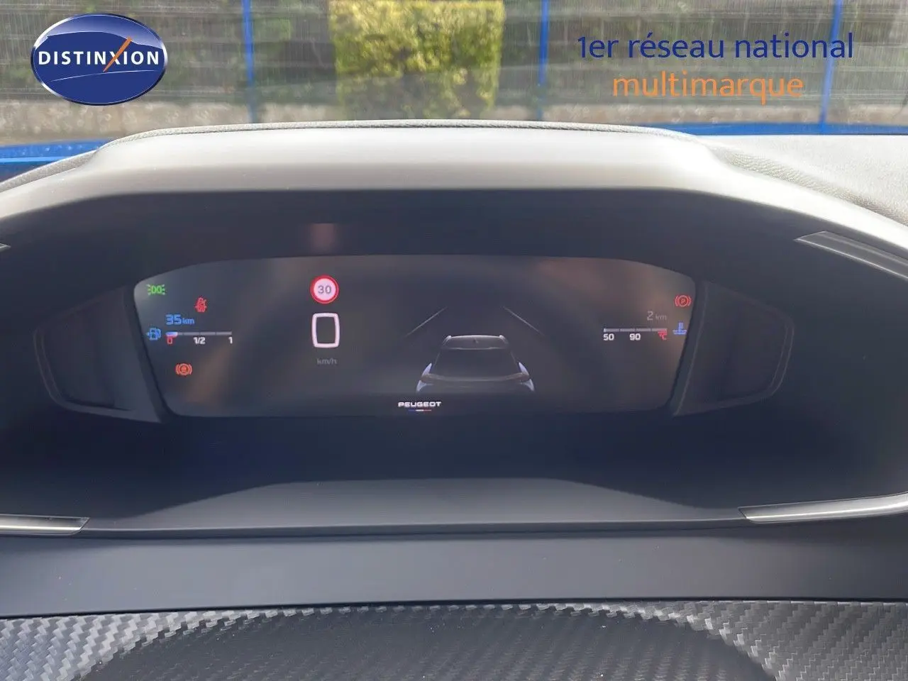 Tableau de bord numérique du Peugeot 2008 2024 avec affichage de la vitesse et assistance à la conduite.