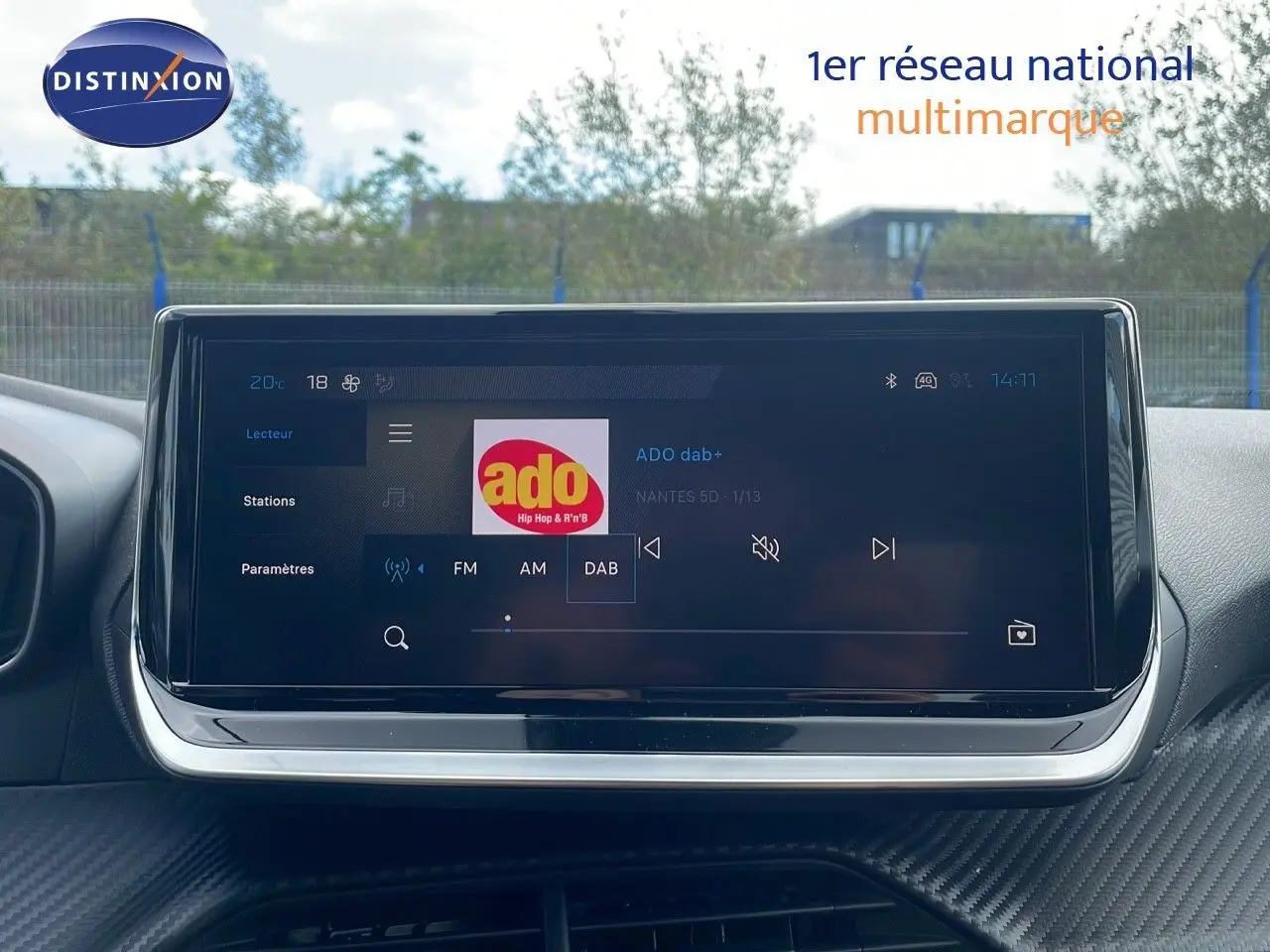 Écran tactile central du Peugeot 2008 2024 affichant la radio DAB+ dans un intérieur moderne.