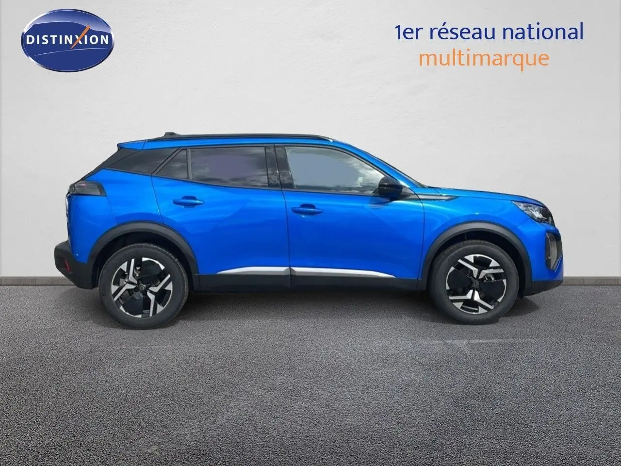 Profil côté gauche d'un Peugeot 2008 bleu Vertigo métallisé 2024 avec jantes noires et toit noir contrasté.
