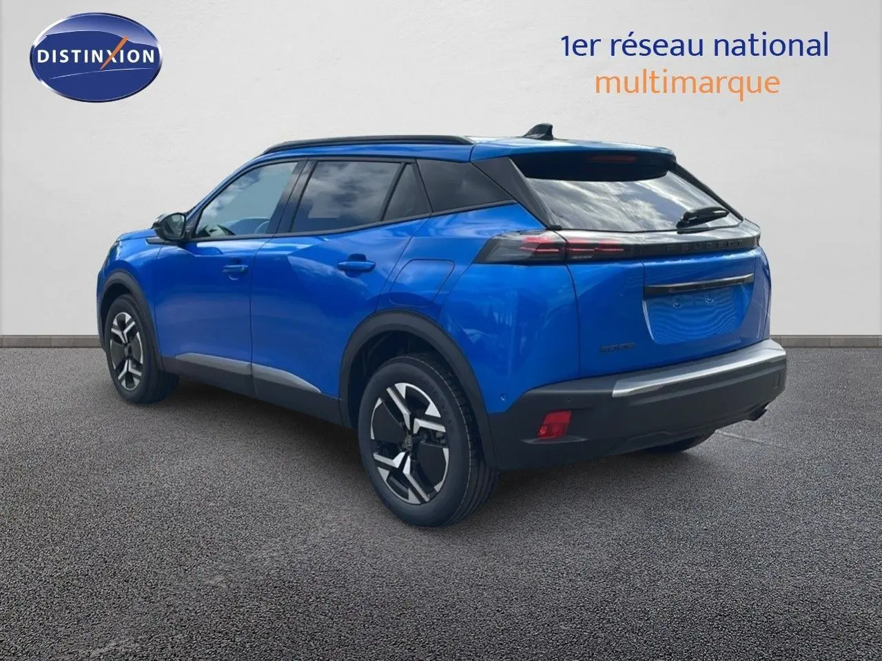 Peugeot 2008 bleu Vertigo métal vue 3/4 arrière droit, avec toit noir et jantes bicolores modernes.