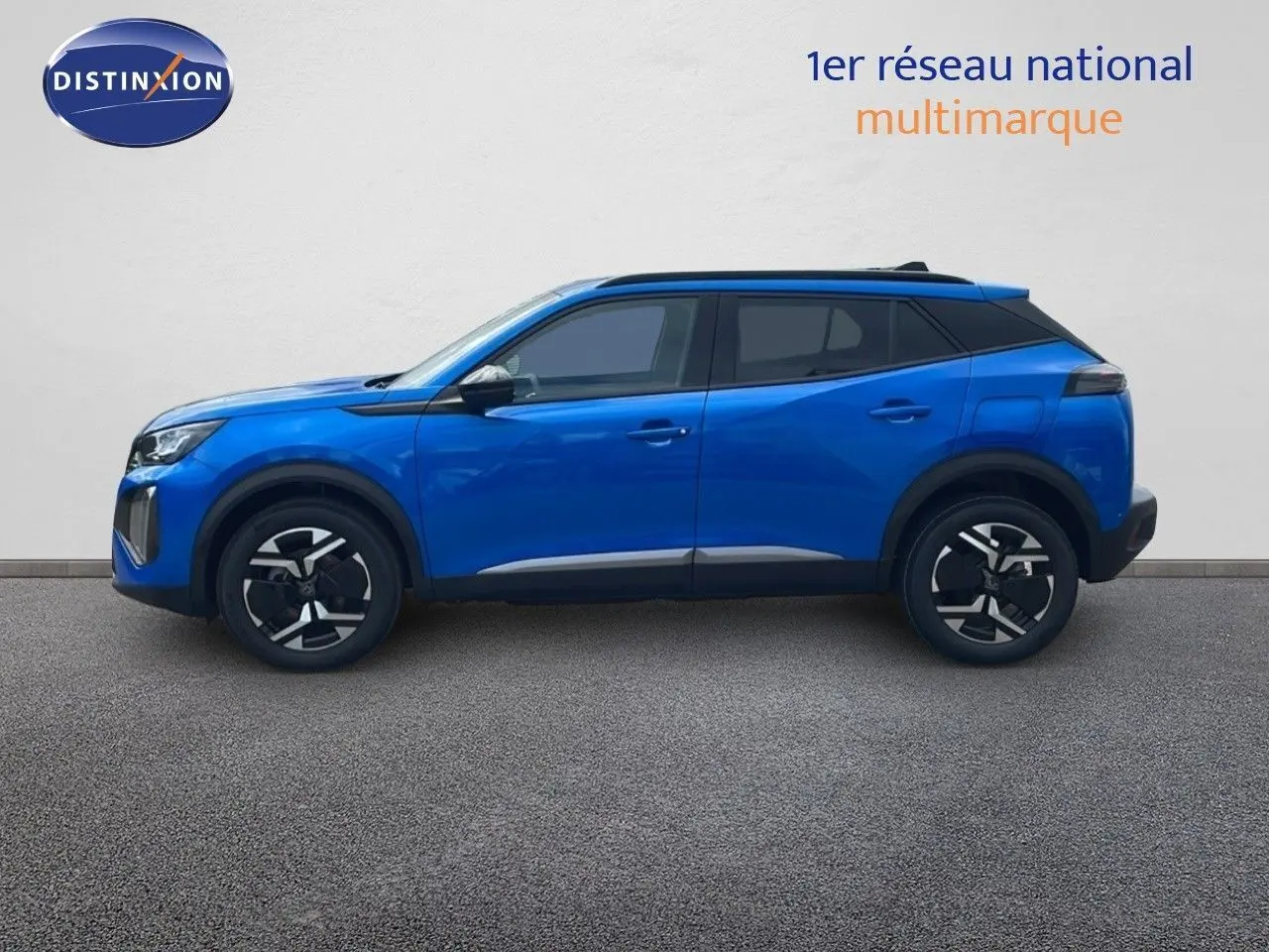 Profil côté gauche d'un Peugeot 2008 bleu Vertigo Metal 2024 avec jantes noires et toit noir contrasté.
