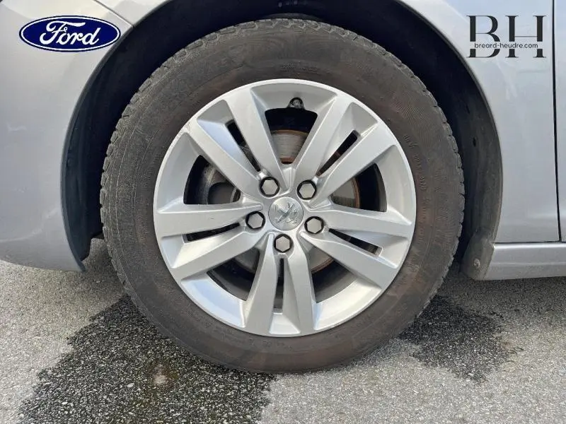 Gros plan sur la roue avant gauche gris Artense d'une Peugeot 308 SW 1.5 BlueHDi avec jante alu à 10 branches.