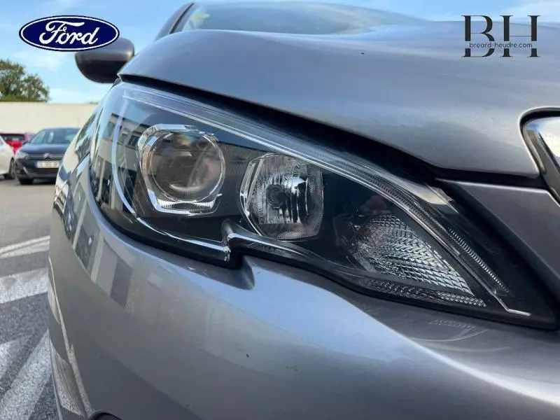 Gros plan sur le phare avant gauche gris Artense du Peugeot 308 SW 2021, soulignant son design moderne et précis.