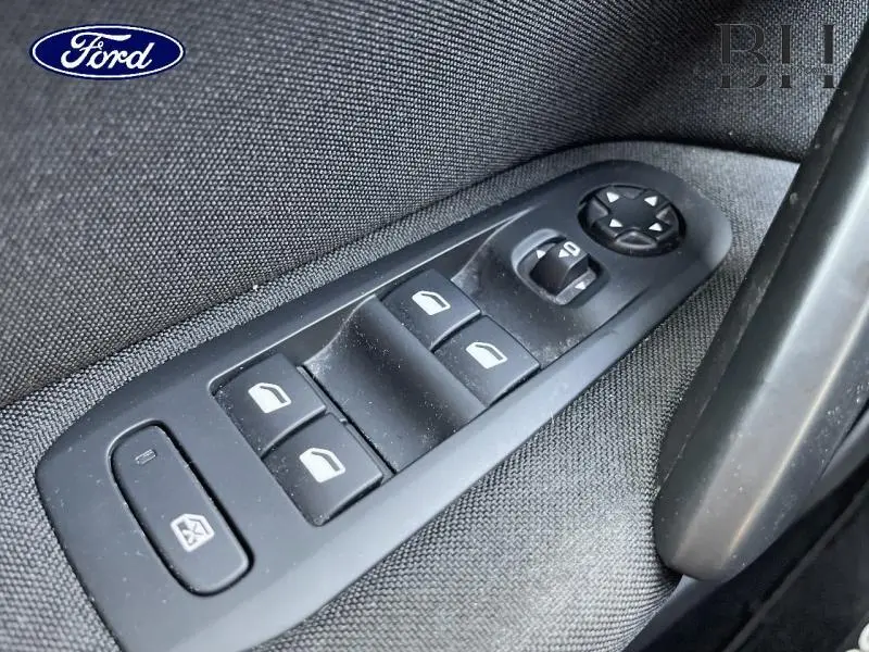 Commandes des vitres électriques et réglage des rétroviseurs côté conducteur sur Peugeot 308 SW gris Artense, vue intérieure.