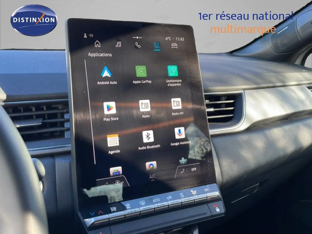 Vue intérieure centrée sur l'écran tactile vertical du tableau de bord du Renault Captur gris Rafale 2025.