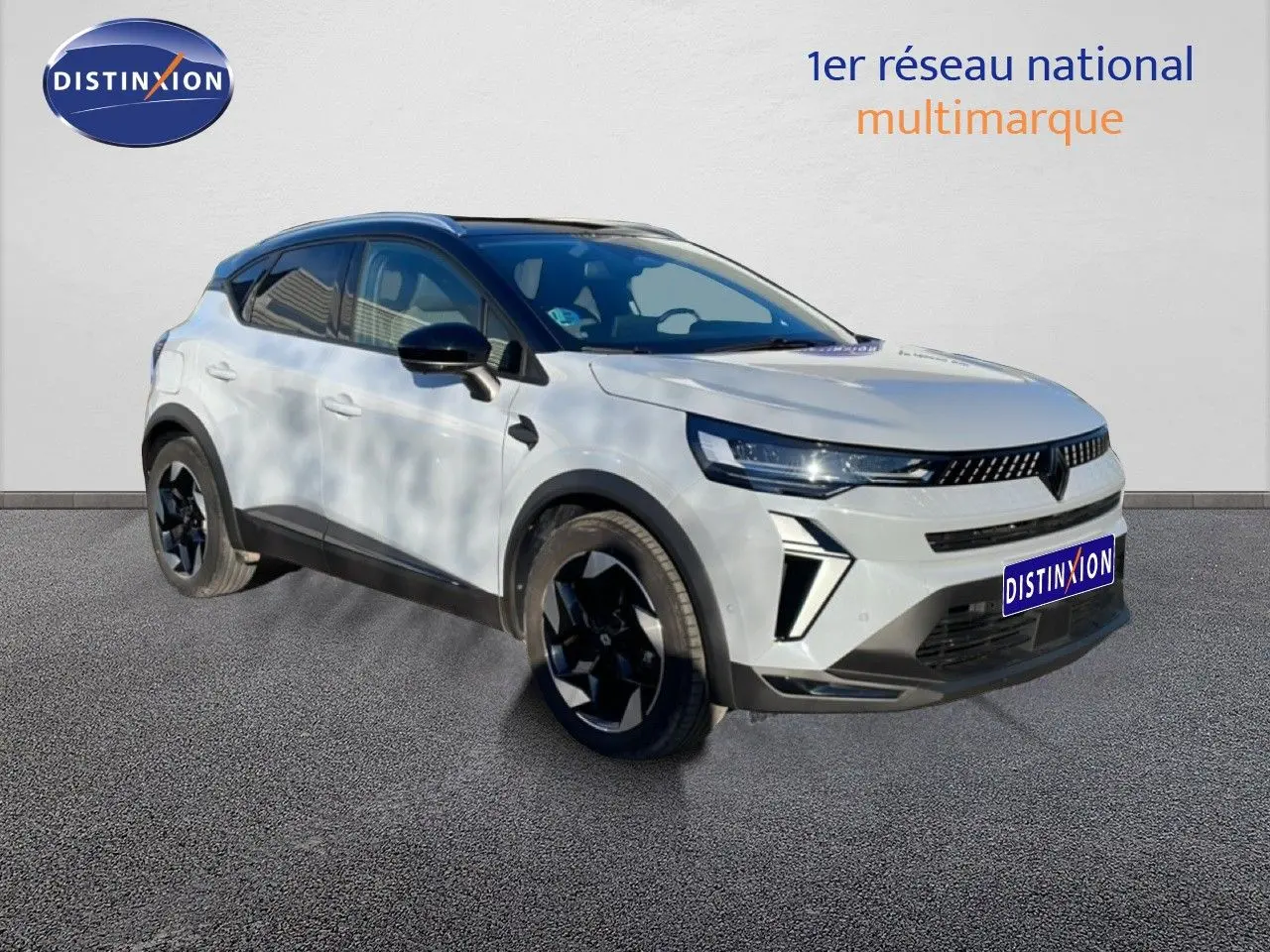 Renault Captur gris Rafale métal toit noir, vue 3/4 avant droit avec jantes noires distinctives.