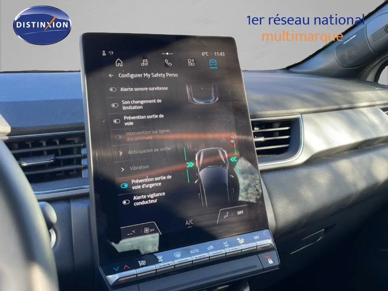 Vue intérieure du tableau de bord du Renault Captur 2025 avec écran tactile central affichant les aides à la conduite.
