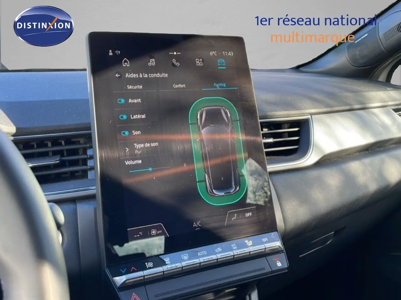 Vue intérieure centrée sur l'écran tactile du tableau de bord du Renault Captur 2025, finition gris rafale métal.